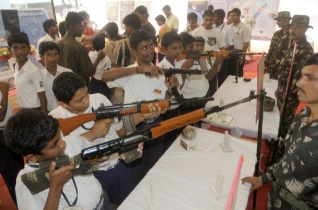 Bambini a scuola imparano l'uso delle armi