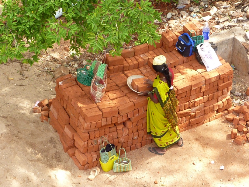 Donna al lavoro in un villaggio indiano